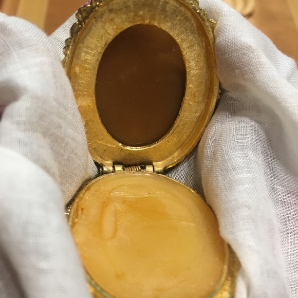 Vintage 1960’s Cameo Perfume Locket *Rare* - Picture 4 of 5